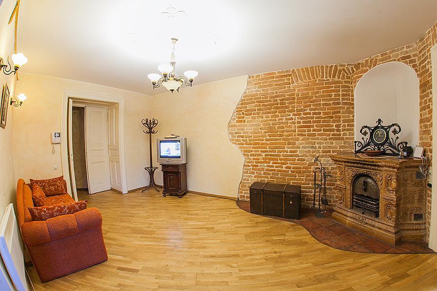 Historic Apartment Near Rynor Square Lviv Exterior photo