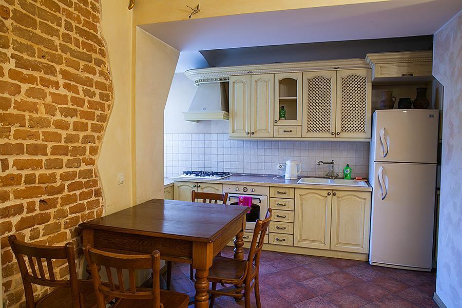 Historic Apartment Near Rynor Square Lviv Exterior photo