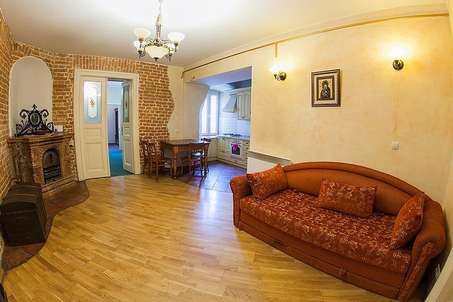 Historic Apartment Near Rynor Square Lviv Exterior photo
